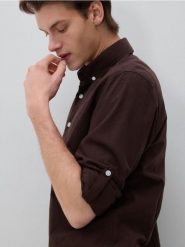 Bawełniana koszula slim fit - ciemnobrązowy. Brązowe koszule Reserved, l, bez wzorów, z bawełny, bez kołnierzyka, bez ramiączek. Za 119.99 zł.
