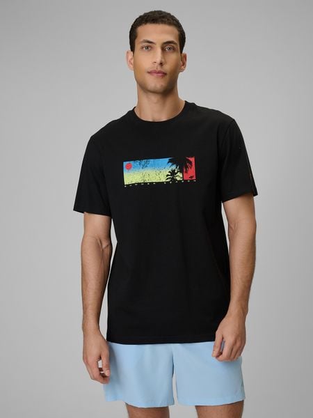 4F T-shirt regular z nadrukiem męski - czarny S. Czarne t-shirty 4F, m, bez wzorów, z bawełny, bez kołnierzyka, bez ramiączek. W wyprzedaży za 39.99 zł.