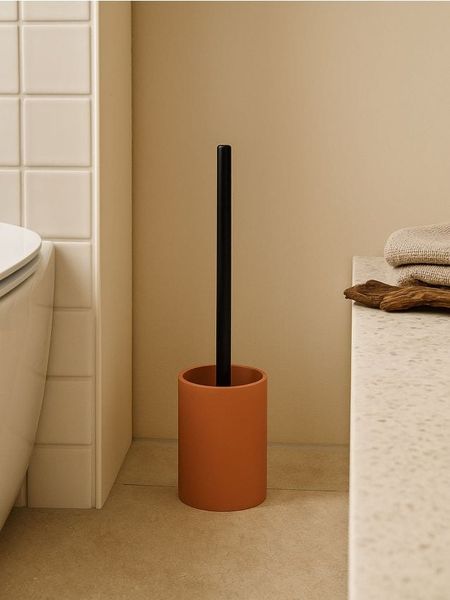 Szczotka toaletowa - pomarańczowy. Perfumy męskie Sinsay. Za 22.99 zł.