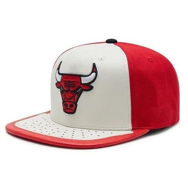 Czapka z daszkiem do koszykówki Mitchell & Nes NBA Snapback Bulls wielokolorowa. Białe czapki z daszkiem Mitchell & Ness, bez wzorów, z materiału. Za 149.00 zł.