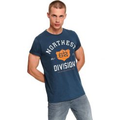 T-SHIRT Z NADRUKIEM. Zielone bluzki z długim rękawem TOP SECRET, l, bez wzorów, z bawełny, bez kołnierzyka, bez ramiączek. Za 19.99 zł.