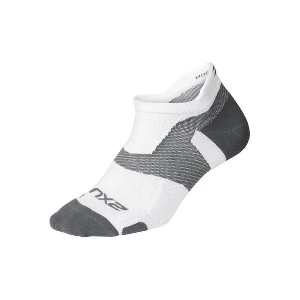 Niewidzialne skarpety 2XU Vectr LightCushion. Białe skarpety 2XU, bez wzorów, z lycry. Za 150.50 zł.