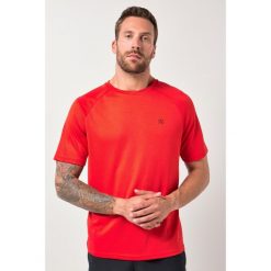Męski T-shirt FLEXNAMIC® fitness rękaw 1/2 nadruk z tyłu QuickDry. Czerwone bluzki z długim rękawem JAY-PI, m, bez wzorów, z materiału, bez kołnierzyka, bez ramiączek. W wyprzedaży za 111.99 zł.