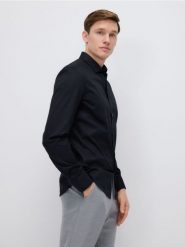Bawełniana koszula slim fit - czarny. Czarne koszule Reserved, l, bez wzorów, z bawełny, bez kołnierzyka, bez ramiączek. Za 119.99 zł.