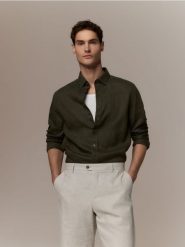 Lniana koszula regular fit - ciemnozielony. Zielone koszule Reserved, l, bez wzorów, bez kołnierzyka, bez ramiączek. Za 179.99 zł.