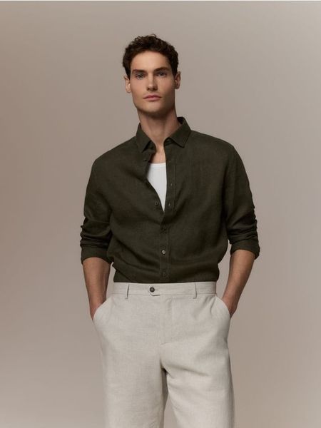 Lniana koszula regular fit - ciemnozielony. Zielone koszule Reserved, l, bez wzorów, bez kołnierzyka, bez ramiączek. Za 179.99 zł.