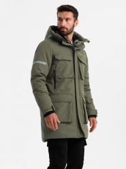 Ocieplana długa kurtka męska z odblaskowymi elementami – oliwkowa V3 OM-JALJ-0169 - XXL. Zielone kurtki Ombre Clothing, l, z aplikacjami, z gumy, z kapturem. W wyprzedaży za 169.99 zł.