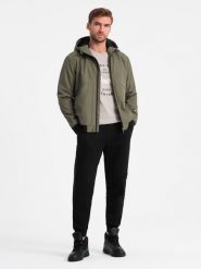 Lekka kurtka męska z kapturem i siateczkową podszewką – oliwkowa V2 OM-JANP-0149 - XXL. Zielone kurtki Ombre Clothing, l, z aplikacjami, z materiału, z kapturem. W wyprzedaży za 169.99 zł.