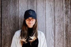 Czapka z daszkiem Kentucky. Niebieskie czapki z daszkiem KENTUCKY HORSEWEAR, bez wzorów, z bawełny. Za 177.50 zł.