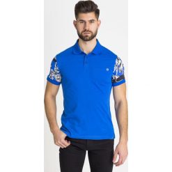 POLO VERSACE JEANS. Niebieskie koszulki polo sportowe Versace Jeans, m, bez wzorów, z bawełny, bez kołnierzyka, bez ramiączek. Za 342.30 zł.