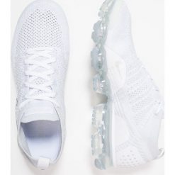 Nike Performance AIR VAPORMAX FLYKNIT 2 Obuwie do biegania treningowe white/vast grey/football grey. Buty treningowe marki Nike Performance, z materiału. Za 879.00 zł.