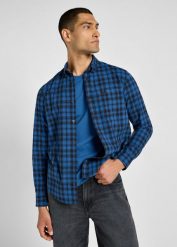 LEE MĘSKA KOSZULA LEE BUTTON DOWN BLUE 112355642 L880015617. Niebieskie koszule Lee, l, bez wzorów, bez kołnierzyka, bez ramiączek. Za 179.99 zł.