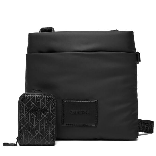 Saszetka Calvin Klein. Czarne saszetki i nerki CALVIN KLEIN, bez wzorów, małe, bez dodatków. Za 369.99 zł.