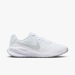 Buty do biegania męskie Nike Revolution 7. Białe buty do biegania Nike, bez wzorów, z gumy, bez zapięcia, do biegania, nike revolution. Za 319.00 zł.