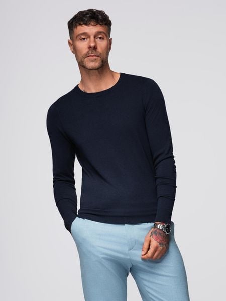 Klasyczny męski sweter z wiskozą BASIC z okrągłym dekoltem – granatowy V9 - Rozmiar: S. Niebieskie swetry nierozpinane Ombre Clothing, m, bez wzorów, z dzianiny, bez kołnierzyka, bez ramiączek. W wyprzedaży za 79.99 zł.