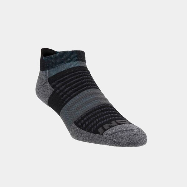 Skarpety biegowe Inov-8 Active Low. Czarne skarpety Inov-8, bez wzorów. Za 48.99 zł.