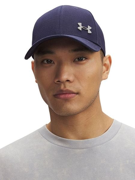 Under Armour Czapka "Sportwear Metal" w kolorze granatowym rozmiar: onesize. Niebieskie czapki z daszkiem Under Armour, bez wzorów, z materiału. Za 69.99 zł.