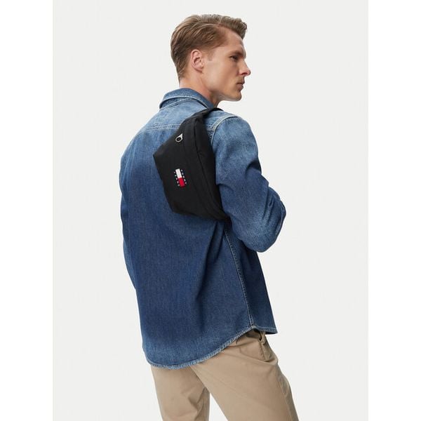 Nerka Tommy Jeans. Czarne saszetki i nerki Tommy Jeans, bez wzorów, z jeansu. Za 209.99 zł.
