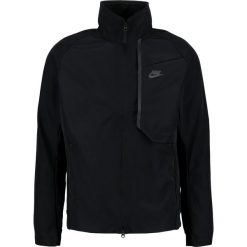 Nike Sportswear Kurtka przeciwdeszczowa black. Kurtki marki Nike Sportswear. W wyprzedaży za 359.50 zł.