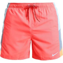 Nike Performance NESS Szorty kąpielowe bright crimson. Kąpielówki marki Nike Performance. W wyprzedaży za 129.35 zł.
