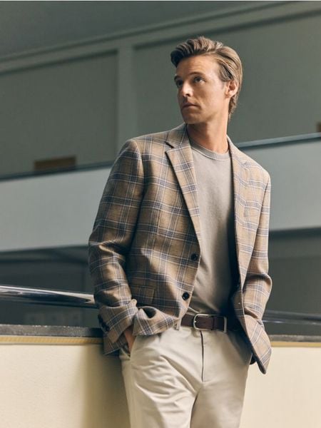 Marynarka slim fit w kratę - beżowy. Brązowe garnitury Reserved, l, bez wzorów, z tkaniny. W wyprzedaży za 199.99 zł.