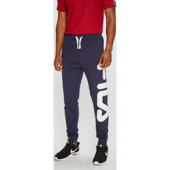 Fila - Spodnie. Spodnie materiałowe marki Fila. W wyprzedaży za 149.90 zł.