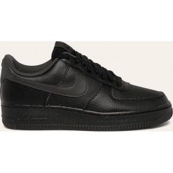 Nike Sportswear - Buty Nike Air Force 1 '07 3. Czarne buty sportowe casual Nike Sportswear, bez wzorów, z gumy, z okrągłym noskiem, bez zapięcia, nike air force. Za 399.90 zł.