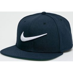 Nike Sportswear - Czapka Swoosh Pro. Czapki z daszkiem marki Nike Sportswear. W wyprzedaży za 59.90 zł.