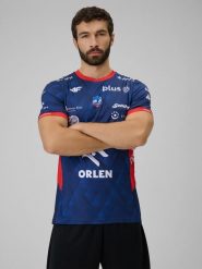 4F Koszulka meczowa replika wyjazdowa z sezonu 2025/26 męska 4F x ZAKSA Kędzierzyn-Koźle - granatowa XL. Niebieskie t-shirty sportowe 4F, bez wzorów, z dzianiny, bez ramiączek. Za 179.99 zł.