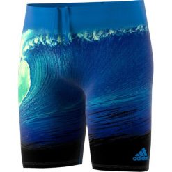 Kąpielówki w kolorze niebiesko-zielonym. Kąpielówki marki adidas Swim. W wyprzedaży za 107.95 zł.