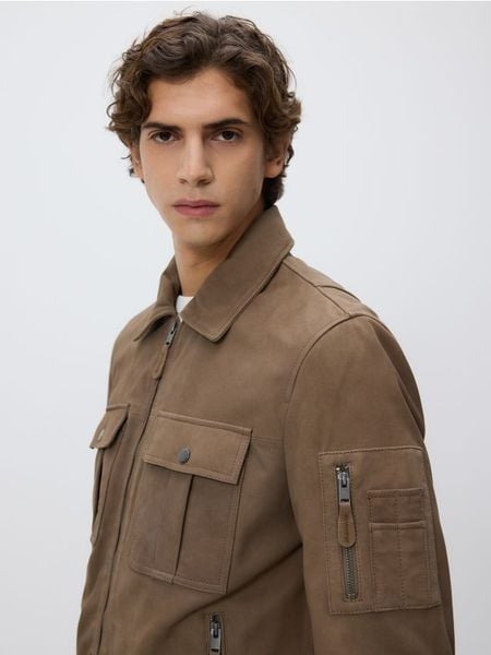 Zamszowa kurtka z kołnierzem - brązowy. Brązowe kurtki Reserved, l, bez wzorów, ze skóry, bez kaptura. Za 599.99 zł.