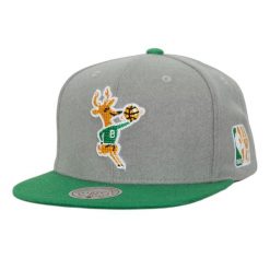 Czapka typu snapback Mitchell & Ness Melt Stitch Milwaukee Bucks. Szare czapki z daszkiem Mitchell & Ness, bez wzorów. Za 226.50 zł.