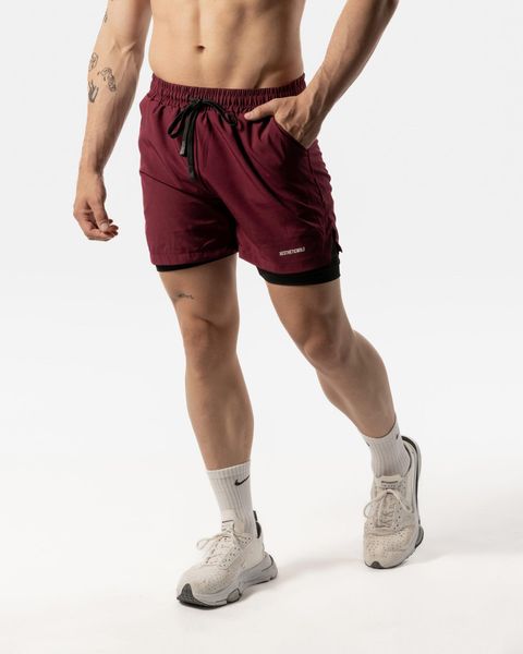 Męskie szorty sportowe 2 w 1 z wewnętrzną warstwą i kieszenią – bordowo-czarny. Czarne krótkie spodenki sportowe AESTHETIC WOLF, l, bez wzorów, z elastanu. Za 299.99 zł.