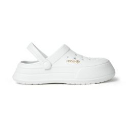 Domowe kapcie CONCORD z ciepłą wyściółką i wkładką z pianki EVA. Białe buty trekkingowe Izas, bez wzorów, bez zapięcia. W wyprzedaży za 121.70 zł.