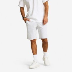 Spodenki fitness męskie Domyos regular. Szare krótkie spodenki sportowe DOMYOS, l, bez wzorów, z materiału. Za 79.99 zł.