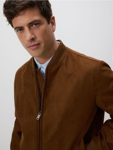 Kurtka bomberka z imitacji zamszu - brązowy. Brązowe kurtki Reserved, l, bez wzorów, bez kaptura. Za 239.99 zł.