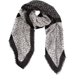 Chusta CALVIN KLEIN - Ck Allover Check Sca K60K604799 101. Szaliki marki B'TWIN. Za 179.00 zł.