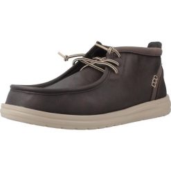 Buty HEY DUDE WALLY MID GRIPR CLASSIC Brązowy. Brązowe buty trekkingowe PRO BRANDS, bez wzorów, z syntetyku, bez zapięcia. W wyprzedaży za 371.20 zł.