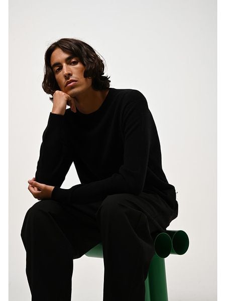 AUTHENTIC CASHMERE Kaszmirowy sweter "Aigliére" w kolorze czarnym rozmiar: M. Czarne swetry nierozpinane AUTHENTIC CASHMERE, m, bez wzorów, z kaszmiru, bez kołnierzyka, bez ramiączek. Za 413.99 zł.