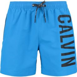Calvin Klein Swimwear MEDIUM DRAWSTRING Szorty kąpielowe electric blue lemonade. Kąpielówki marki Calvin Klein Swimwear. Za 249.00 zł.