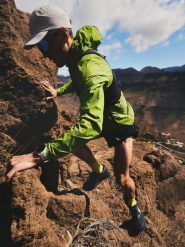 4F Kurtka do biegania męska - oliwkowa L. Brązowe kurtki do biegania 4F, l, bez wzorów, bez kaptura, do biegania. Za 349.99 zł.