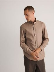 Bawełniana koszula regular fit - brązowy. Brązowe koszule Reserved, l, bez wzorów, z bawełny, bez kołnierzyka, bez ramiączek. Za 119.99 zł.