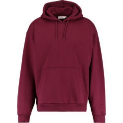 Weekday BIG Bluza z kapturem wine red. Bluzy z kapturem marki Weekday, m, z bawełny, z kapturem. W wyprzedaży za 143.10 zł.