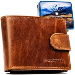 Skórzany, jasnobrązowy portfel męski zamykany na zatrzask - Peterson. Brązowe portfele Peterson, bez wzorów, ze skóry. Za 59.99 zł.