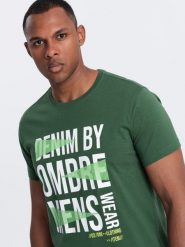 Bawełniany męski t-shirt z dużym napisem – zielony V1 OM-TSPT-0193 - L. Zielone t-shirty Ombre Clothing, l, bez wzorów, z bawełny, bez kołnierzyka, bez ramiączek. W wyprzedaży za 29.99 zł.