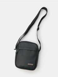 Mała saszetka crossbody z imitacji skóry - czarny. Czarne torby na ramię Sinsay, bez wzorów, ze skóry, małe, bez dodatków. Za 25.99 zł.