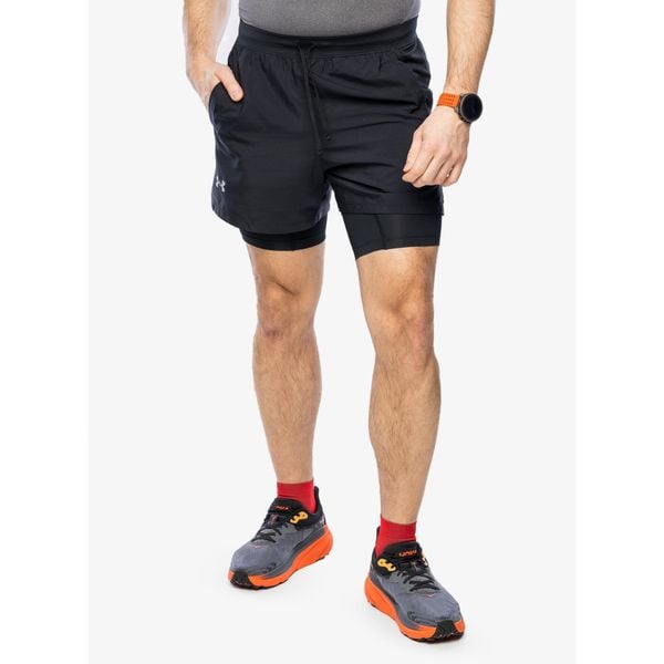 Spodenki do biegania męskie Under Armour Launch 5 inch 2-in-1 Short. Czarne szorty Under Armour, m, bez wzorów, sportowe. Za 125.99 zł.