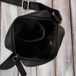 Saszetka męska na ramię skórzana czarna mała Paolo Peruzzi AY-05-HBL. Czarne torby na ramię bez wzorów, z nylonu, na ramię, małe, bez dodatków. Za 119.00 zł.