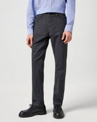 WRANGLER MĘSKIE SPODNIE MATERIAŁOWE GREENSBORO CHARCOAL 112358042 W15Q014757. Szare spodnie materiałowe Wrangler, l, bez wzorów, z materiału. Za 189.99 zł.