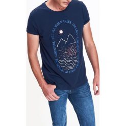 T-SHIRT MĘSKI Z NADRUKIEM. Bluzki z długim rękawem marki TOP SECRET. W wyprzedaży za 19.99 zł.